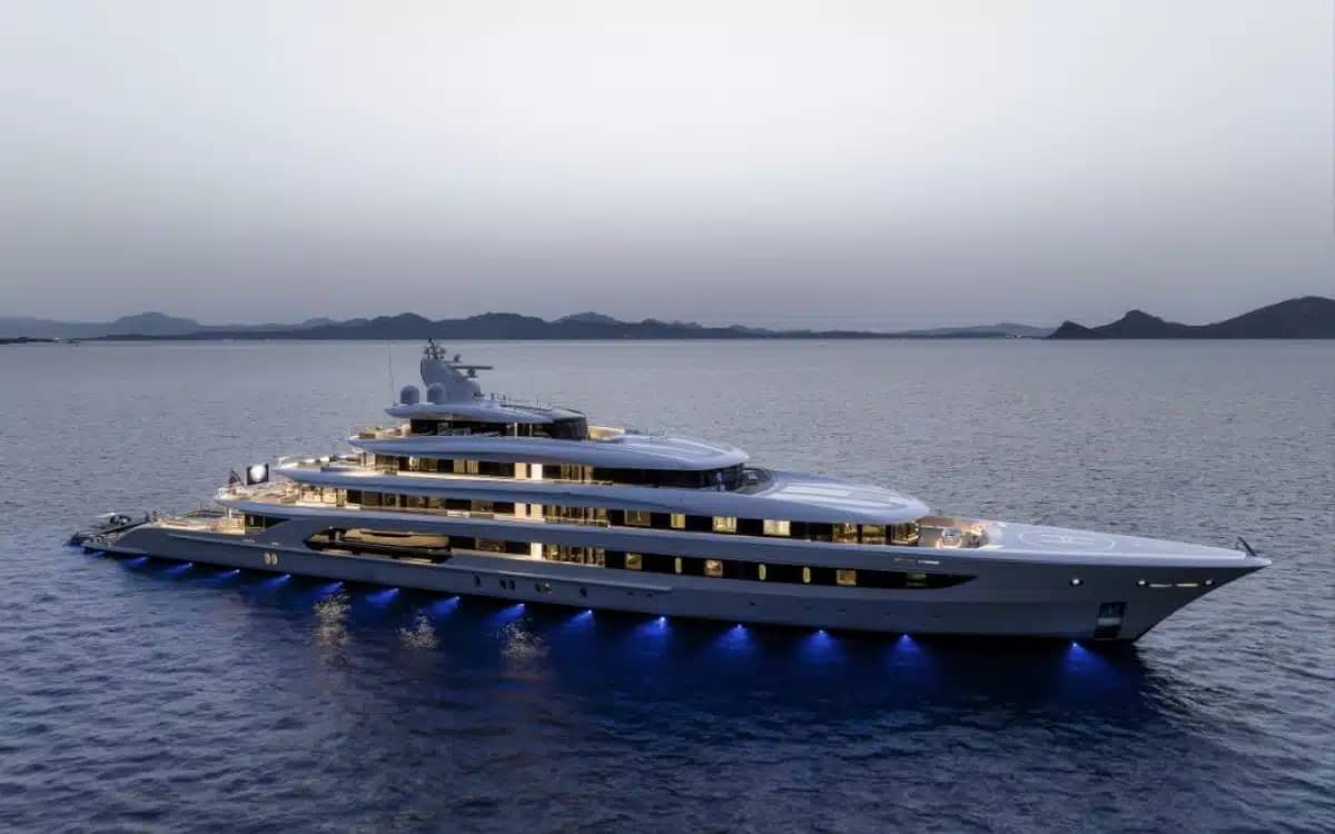 saudi-billionaire-installs-daybed-320-million-superyacht-transforms-into-158-inch-cinema-screen