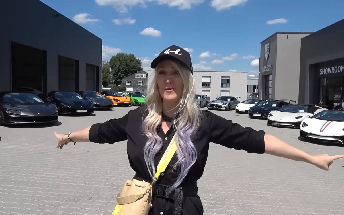 supercar-blondie-drives-bugatti-chiron-hypercar-through-burger-king
