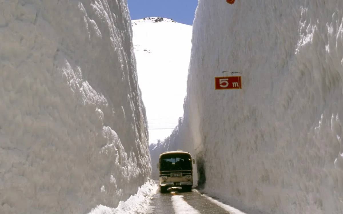 street-japan-swallowed-snow-carve-to-reopen-road