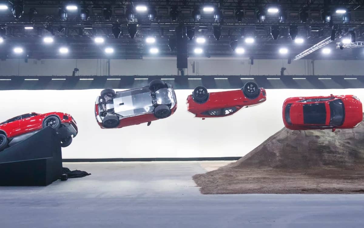 jaguar-e-pace-suv-barrel-roll-world-record