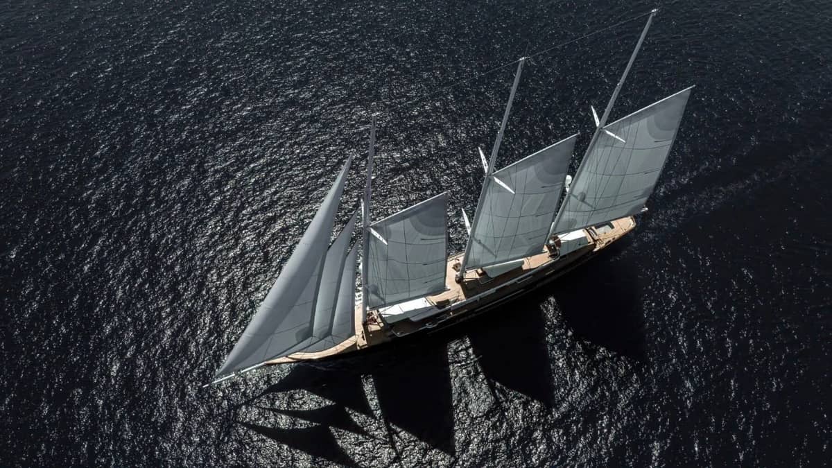 jeff-bezos-maintenance-koru-abeona-yacht