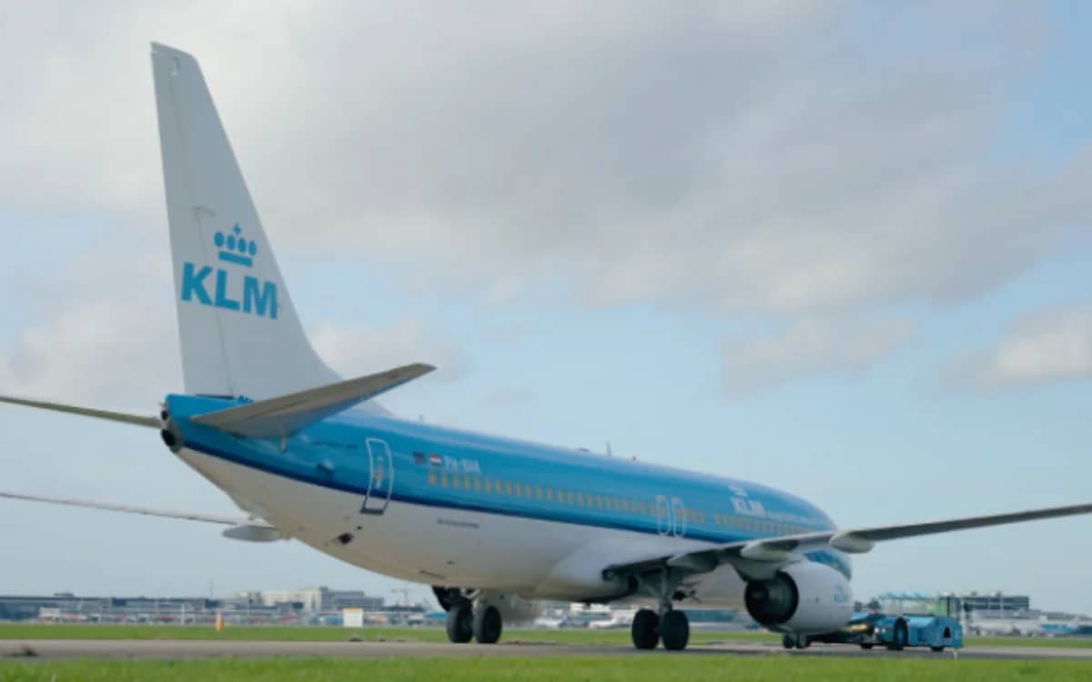 klm-royal-dutch-airlines-emotional-farewell-first-boeing-737-800
