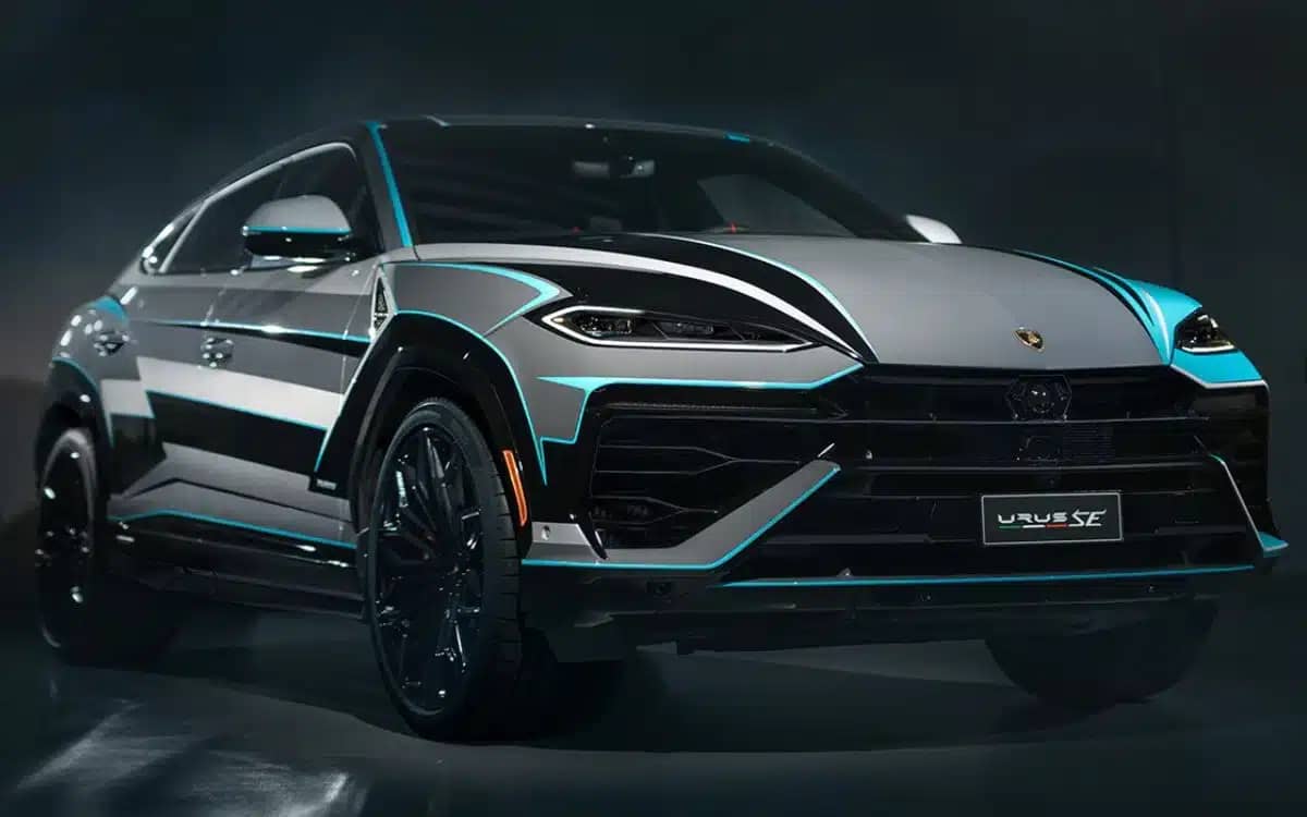 lamborghini-spent-230-hours-painting-this-one-of-a-kind-urus-se-inspired-by-miami