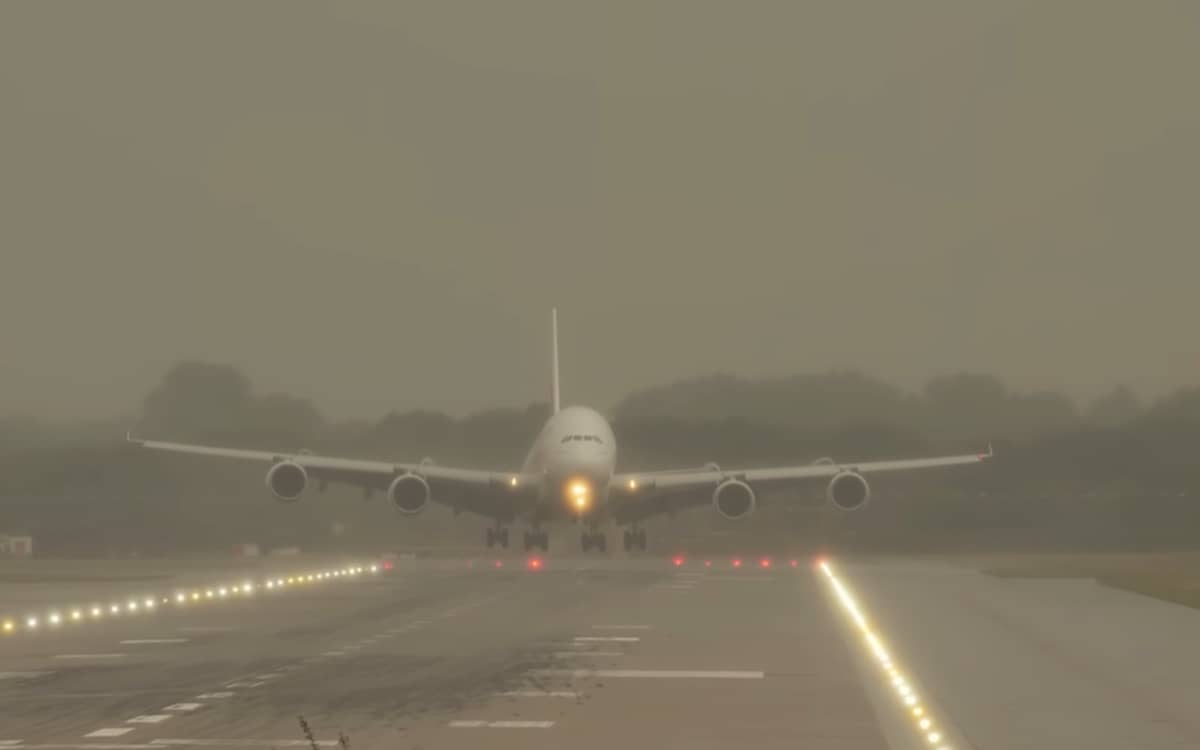airbus-a380-pilots-using-entire-runway-reverse-thrust-land-plane-terrible-conditions