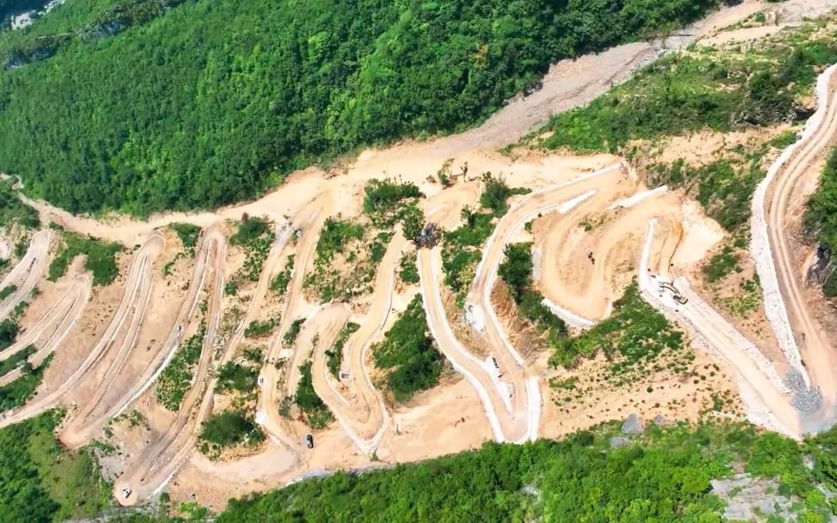 lanying-cliff-road-chongqing-china-one-of-the-most-dangerous-roads-on-earth