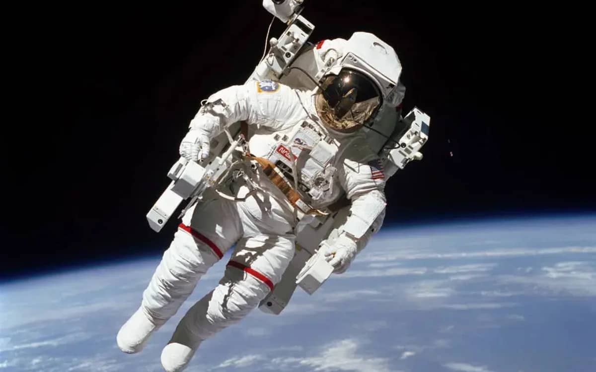 true-story-behind-nasas-iconic-photo-of-lone-astronaut-bruce-mccandless