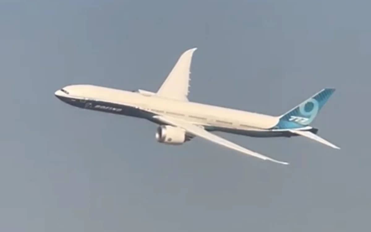 boeing-plane-performs-epic-wing-wave-2025-dubai-airshow