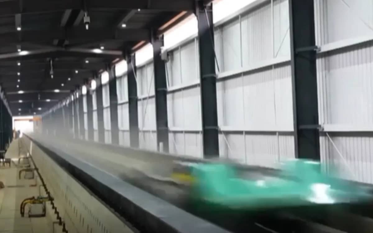 china-maglev-trains-accelerates