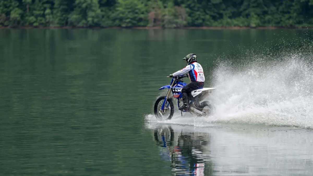 man-sets-new-guinness-world-record-on-motorcycle-driving-on-water
