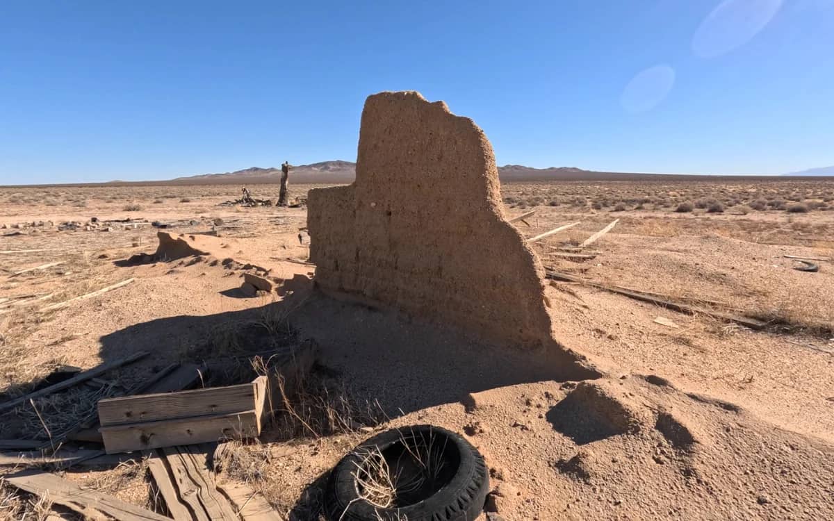 mysterious-road-in-the-mojave-desert