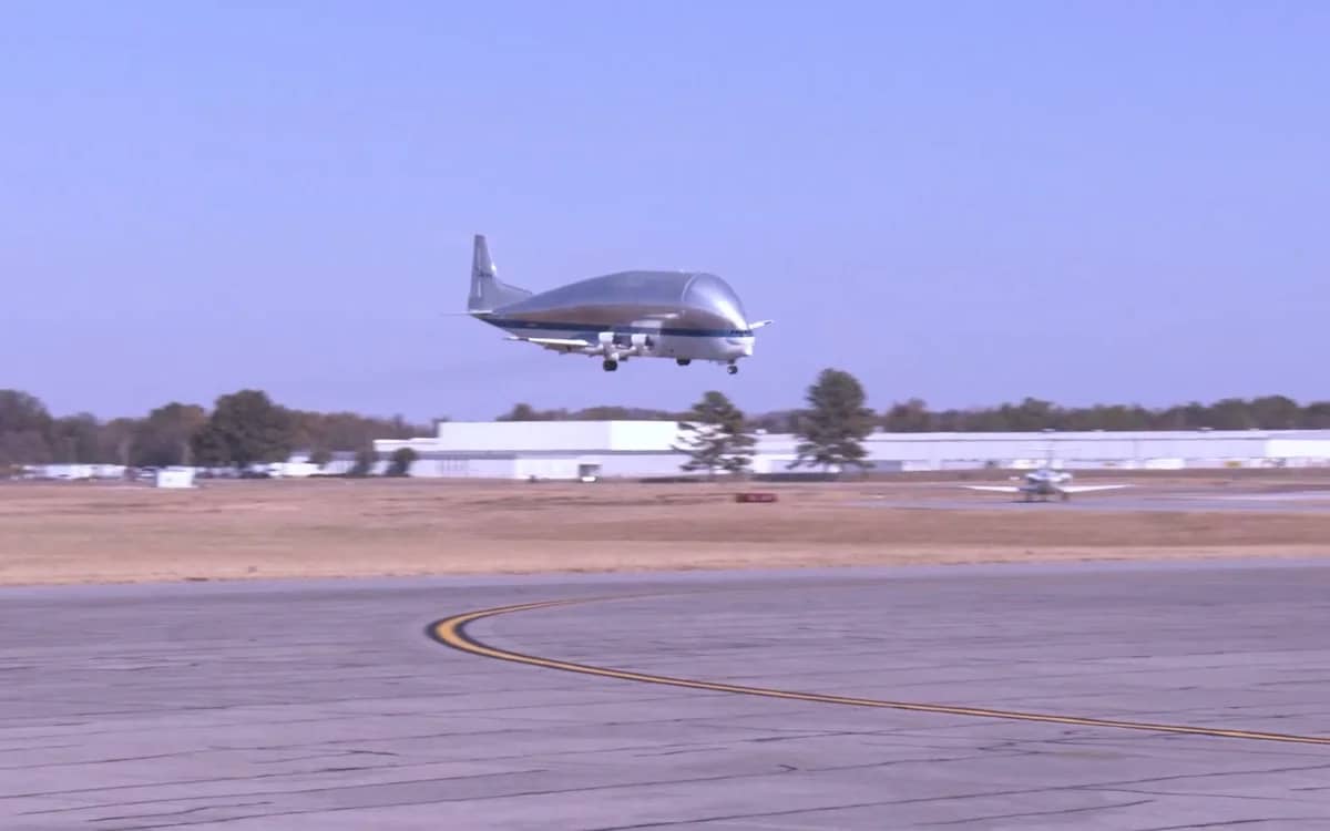super-guppy-landing-alabama-video-nasa