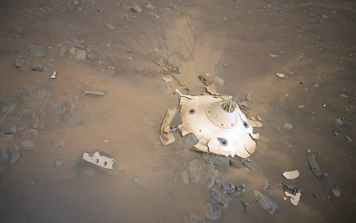 nasas-ingenuity-helicopter-captured-wreckage-on-surface-mars