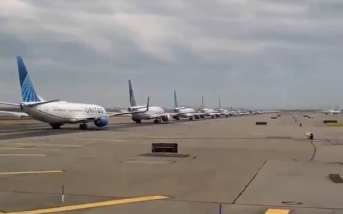 footage-captures-massive-take-off-queue-departing-from-newark-airport
