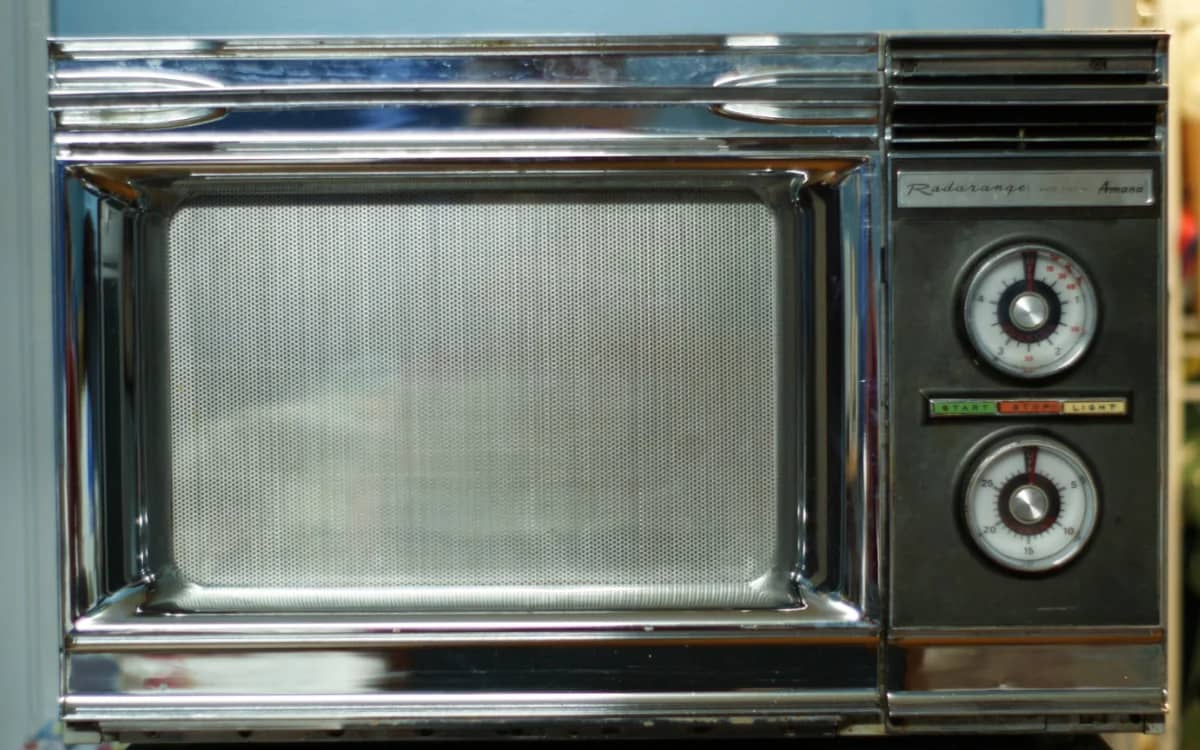 us-couple-still-use-a-microwave-from-1946