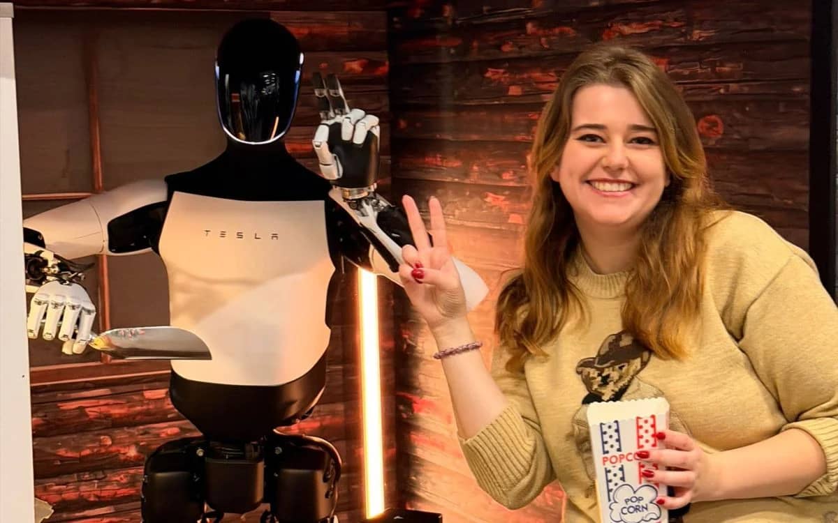 tesla-optimus-london-meet-serve-popcorn-video