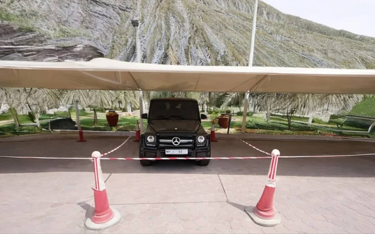 duba-crown-prince-finds-pigeon-on-his-mercedes-amg-g-63-suv