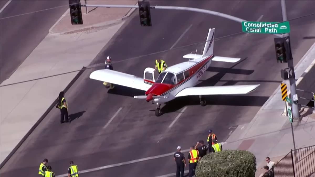 small-piper-plane-emergency-landing-arizona-street