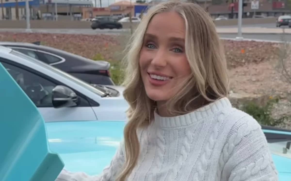 woman-buys-lamborghini-aventador-s-after-selling-pokemon-card