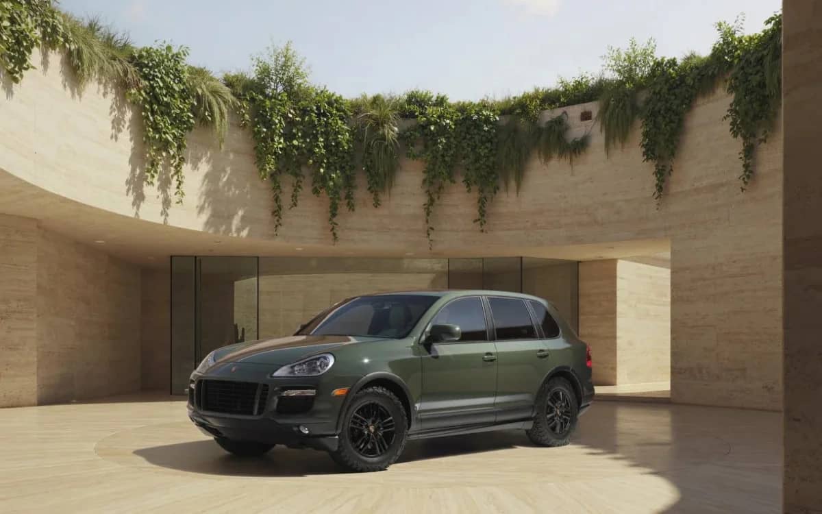Unique Sonderwunsch Porsche Cayenne gives 70s vibes in the Dubai desert