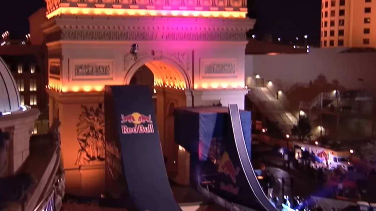 robert-maddison-red-bull-las-vegas-motorbike-stunt