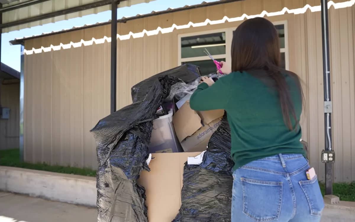 us-woman-buys-a-pallet-of-rejected-apple-products