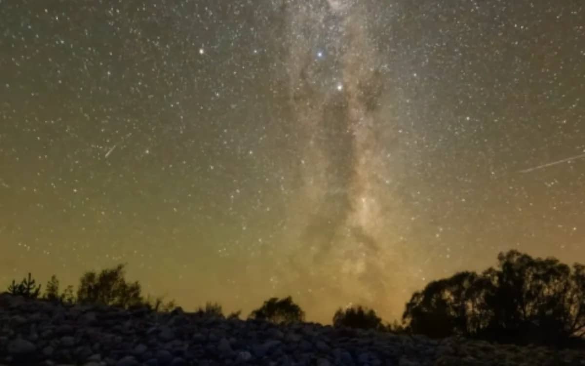 Man puts camera in river on one of the darkest places in the world to capture the full Earth rotation and it creates a stunning timelapse