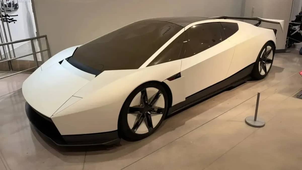 new-tesla-roadster-spotted-up-close-and-personal