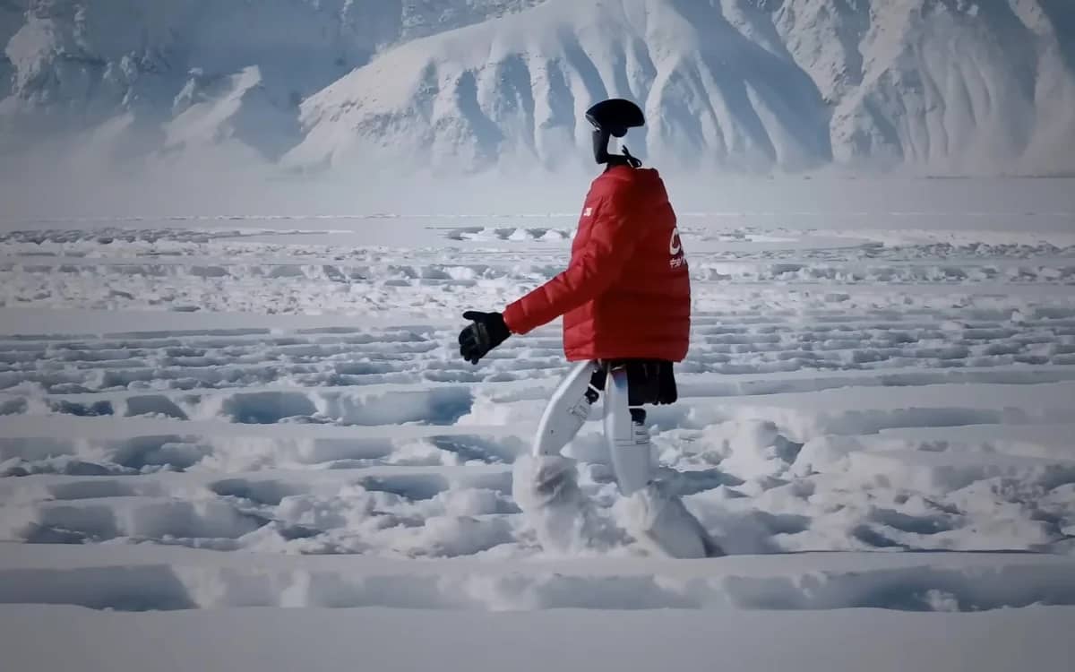 This tiny Chinese robot dressed itself in a winter coat and walked alone through minus-53-degree temperatures