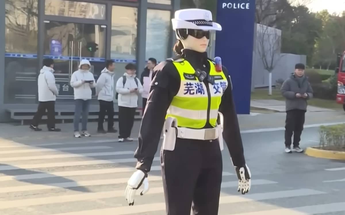 First robot traffic officer in the world is put on duty in China
