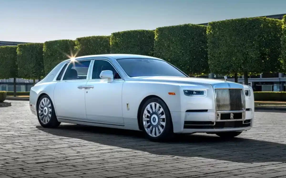 rolls-royce-370-million-investment-uk-factory-bespoke-cars