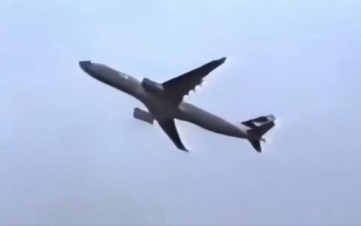 airbus-a330-airliner-suspended-in-air-in-high-alpha-maneuver