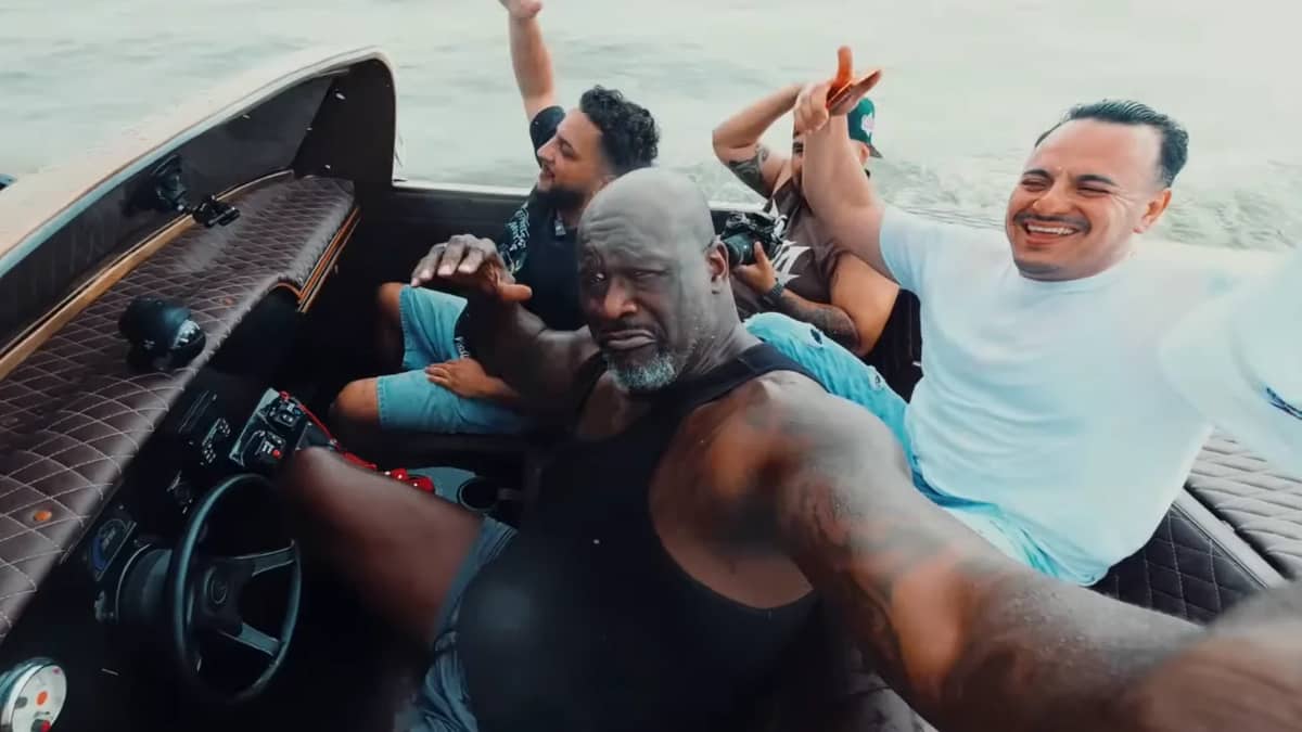 shaq-gives-jewelry-impala-boat-builders