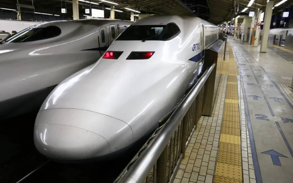 japanese-bullet-train-shinkansen-is-one-of-the-fastest-transportation-systems-ever-built-200-mph