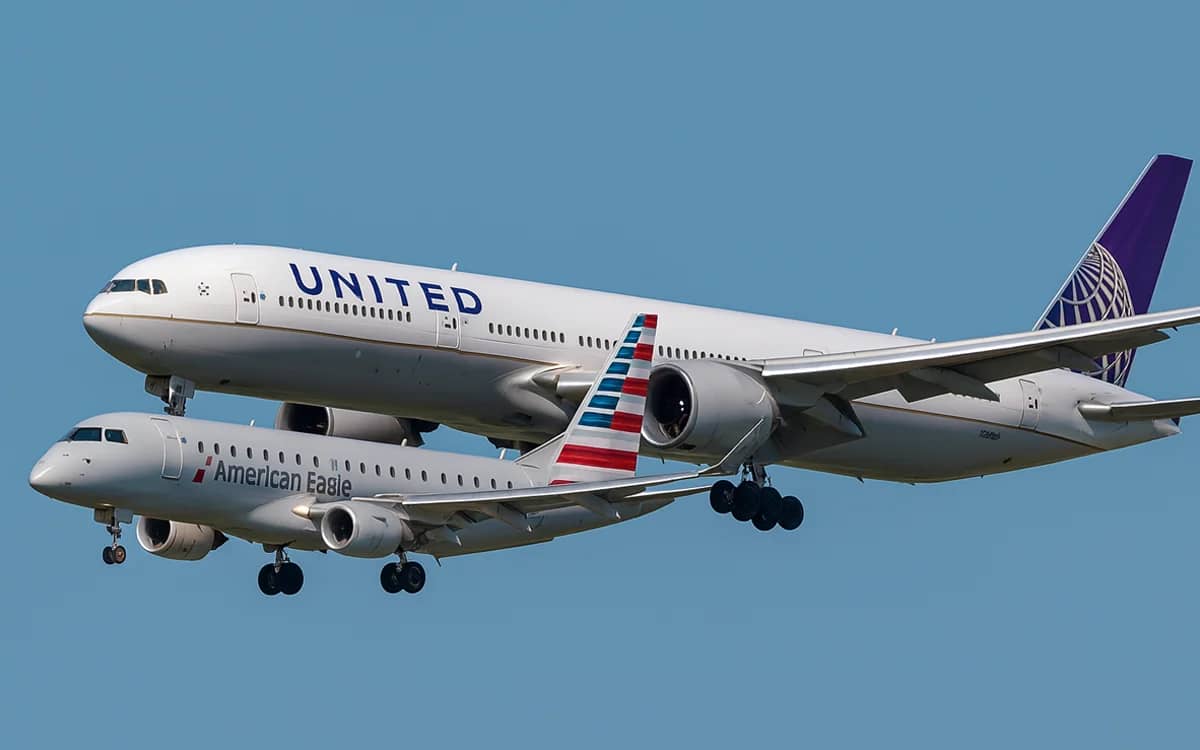 american-and-united-airlines-planes-side-by-side-landing-san-francisco