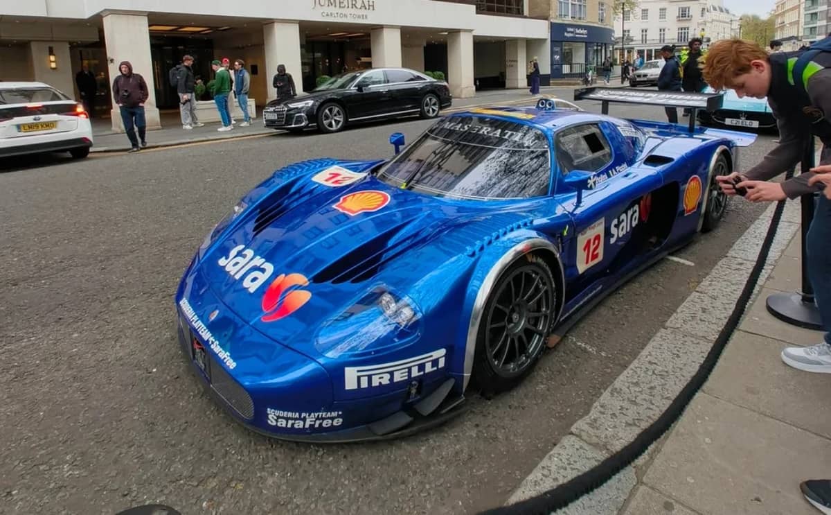 car-lover-spots-rare-vehicles-in-london