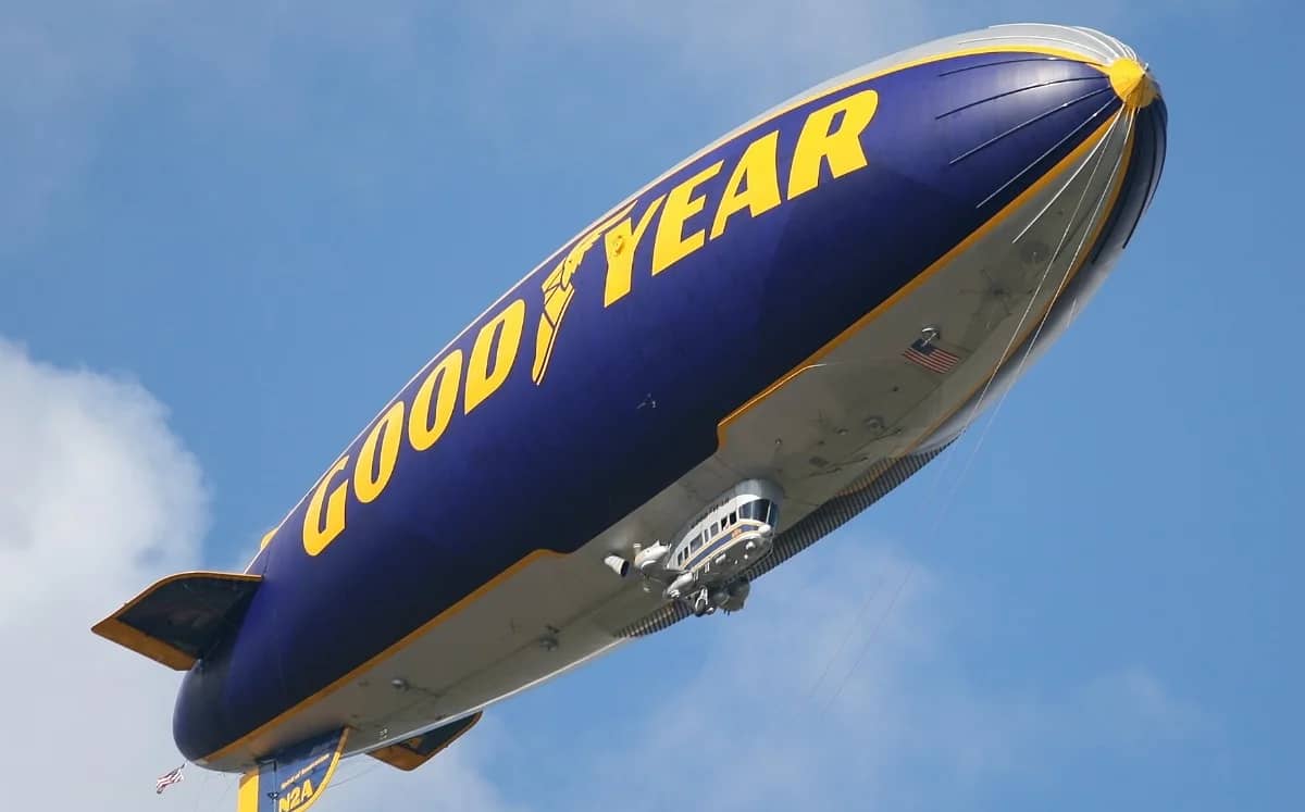 goodyear-blimp-filmed-landing-in-los-angeles