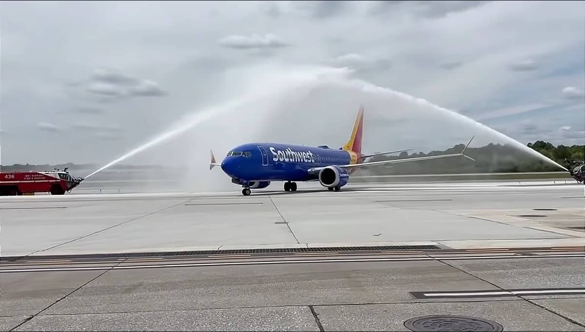 retiring-spirit-airlines-pilot-gets-send-off-from-southwest-air