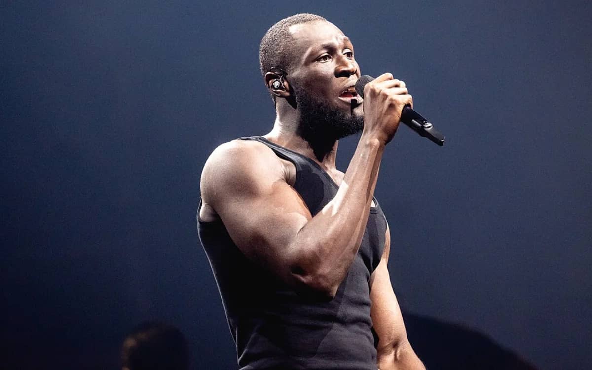 stormzy-perfect-response-to-running-out-of-gas-in-ferrari-middle-of-london