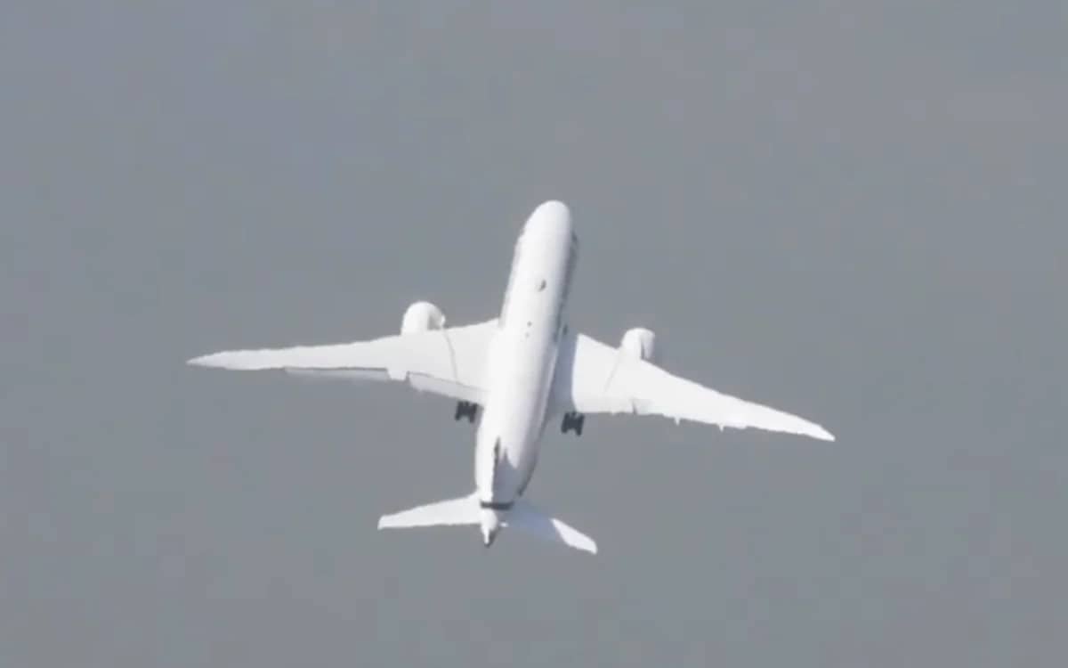 boeing-787-and-737-max-go-nose-up-vertical-climb