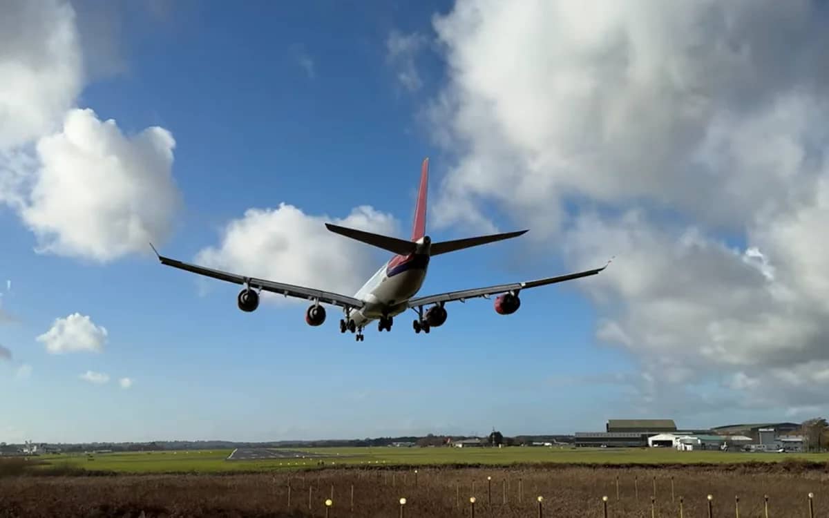 temu-airbus-a340-performs-spectacular-reverse-thrust-landing