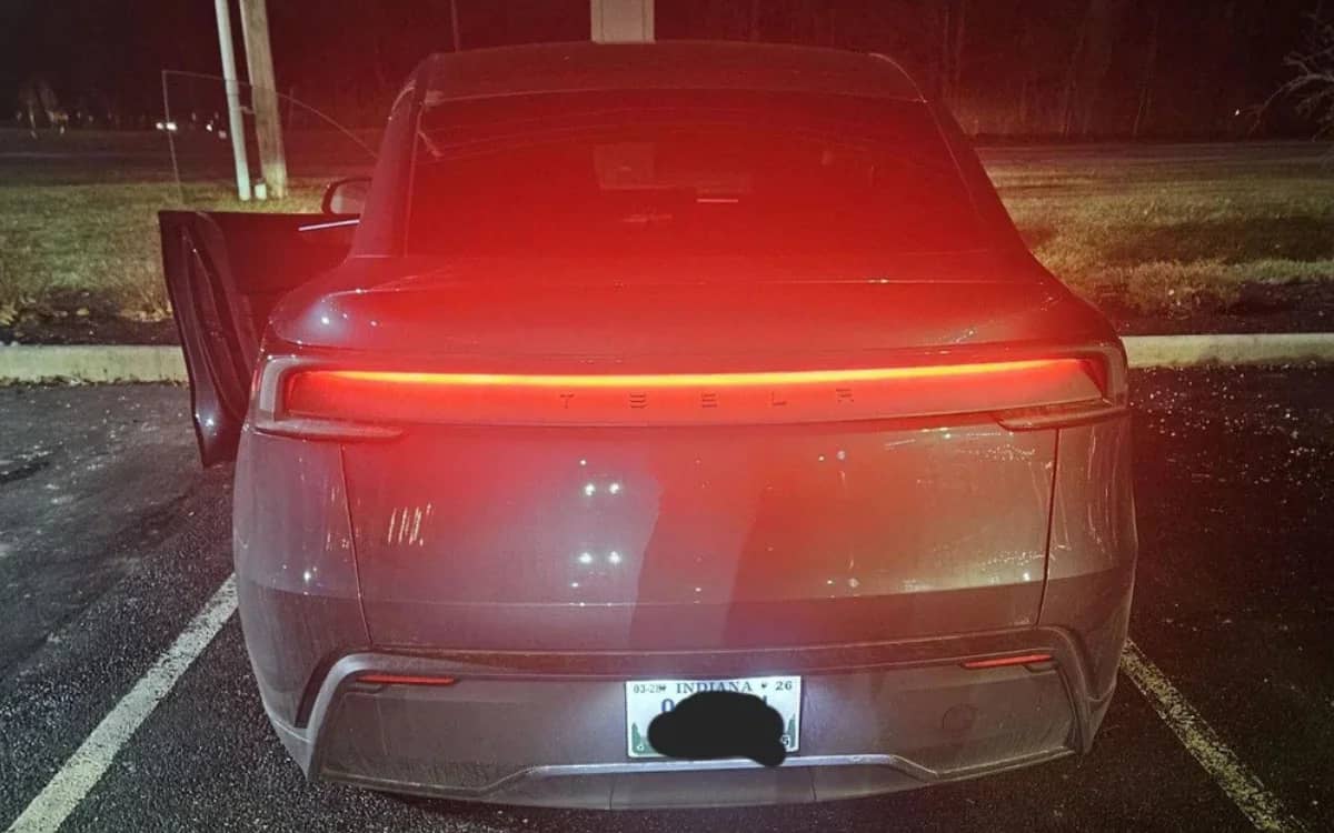 tesla-model-y-juniper-cop-pulled-over-tail-light