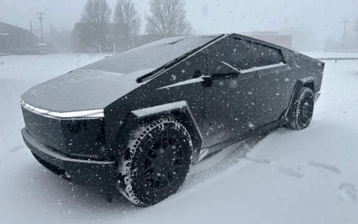 man-learns-unfortunate-lesson-after-driving-tesla-cybertruck-through-snowstorm