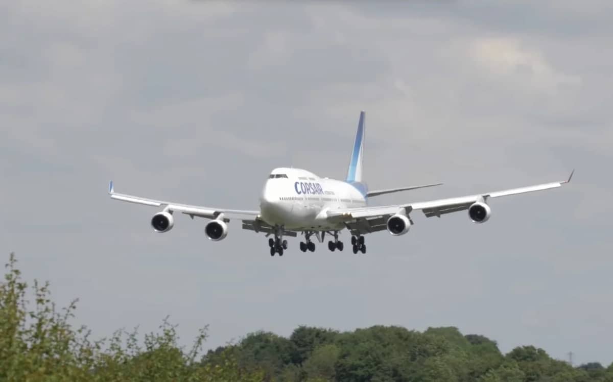 boeing-747-pulling-off-short-landing-before-being-scrapped