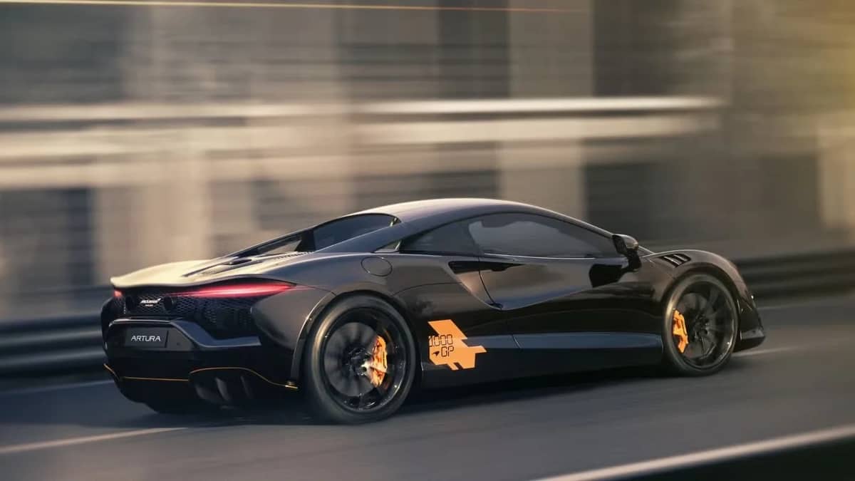 McLaren celebrates becoming only one of two F1 teams to start 1,000 Grand Prix by unveiling the McLaren Artura 1000GP