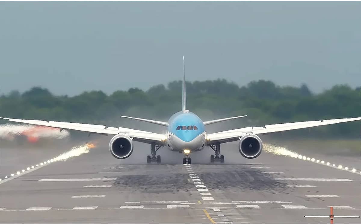 boeing-787-dreamliner-jet-blast-in-the-storm