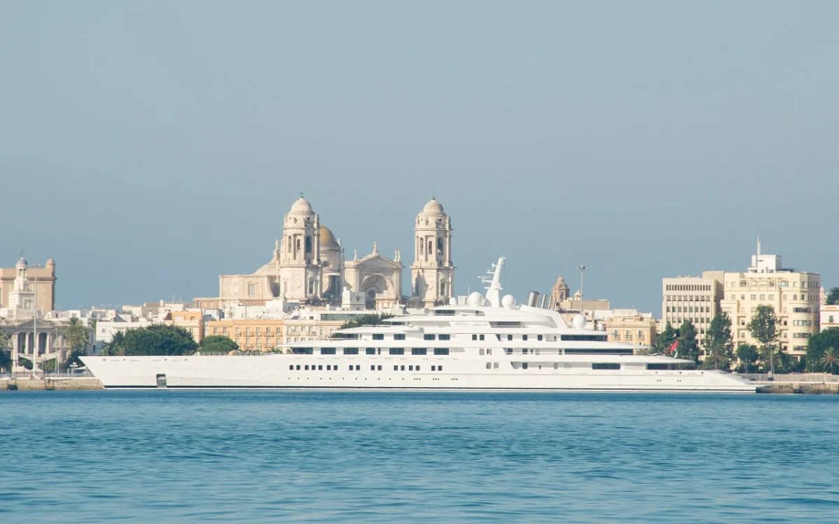 azzam-largest-superyacht-in-the-world-cost-a-fortune-to-maintain