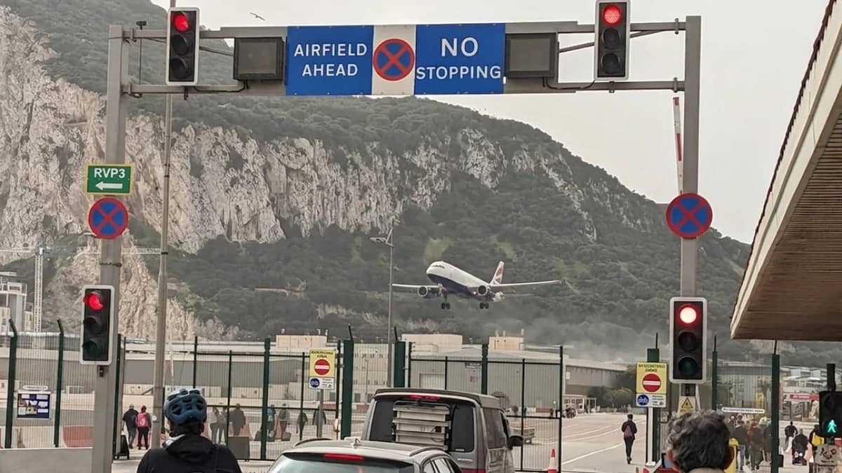 gibraltar-airport-runway-tunnel-plane-traffic