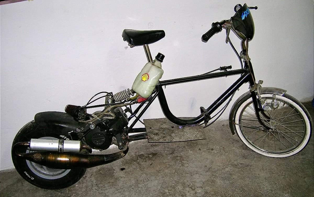 guys-turn-italian-bicycle-into-a-scooter