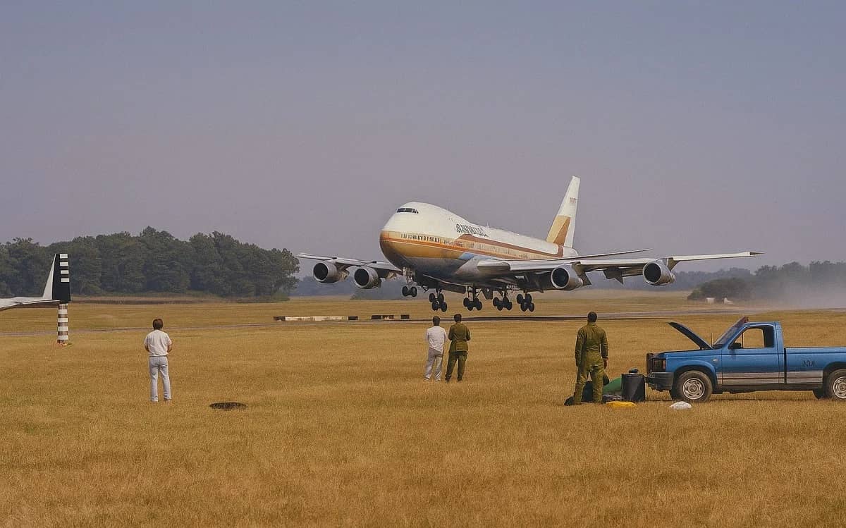 air-zimbabwe-boeing-707-low-pass-harare-airport-airshow