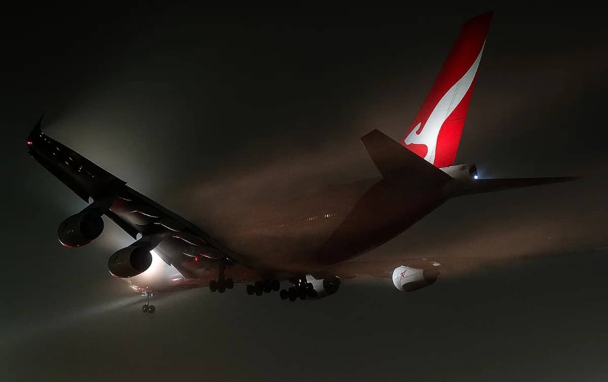 qantas-airbus-a380-vapor-trails-at-heathrow-airport-london